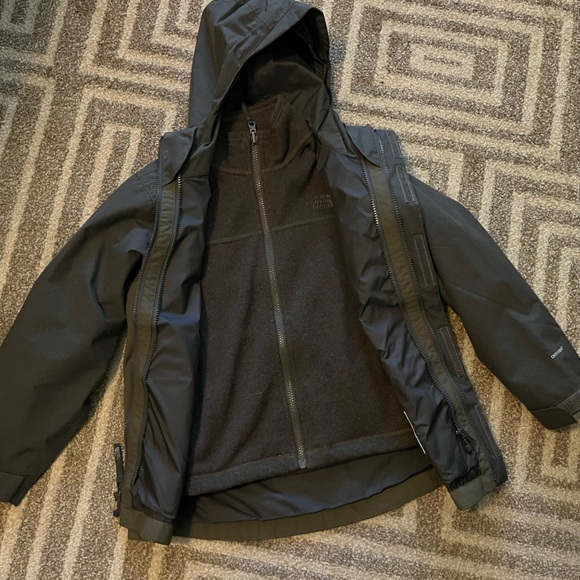 The North Face- Boys shell and w/ fleece zip - Picture 5 of 9